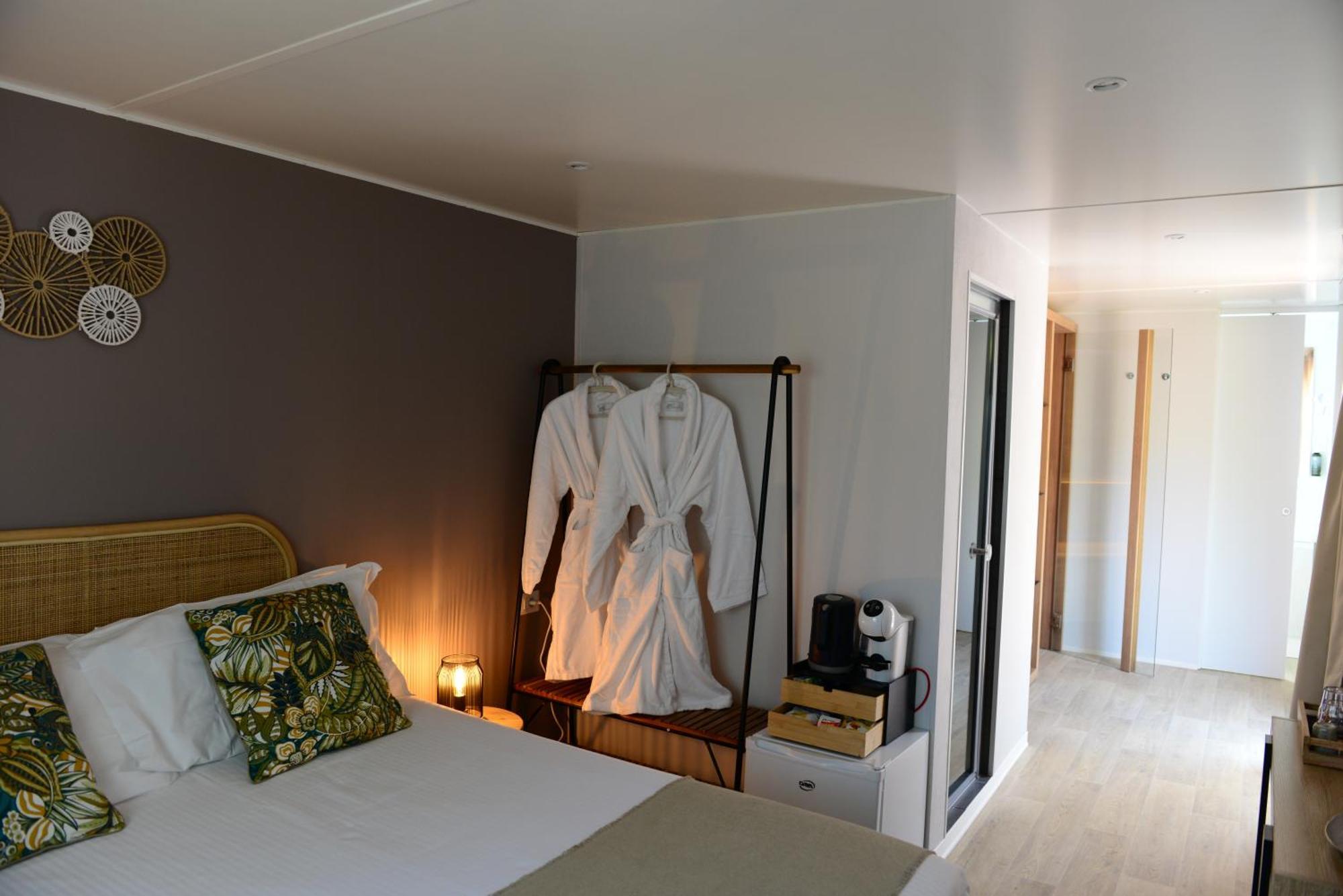 Zimmer mit Queensize-Bett und Whirlpool-Badewanne